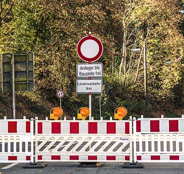 Straßensperrung mit Beschilderung